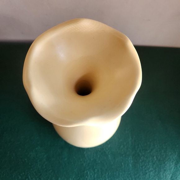 Porcelain Vase Pale Haegar Yellow Fluted Bulbous Ceramic Art - Picture 8 of 8